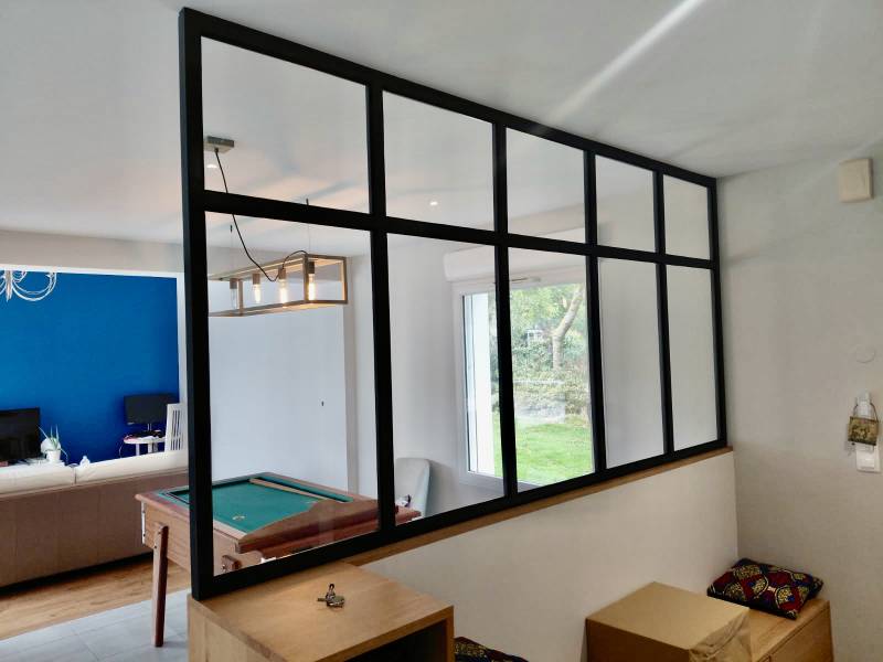 Fabrication et mise en place d'une verrière industrielle d'intérieur pour créer une entrée dans le secteur de Dieppe