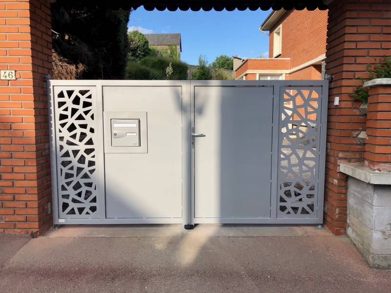 Installation d'un portail contemporain en acier proche Saint Valery en caux