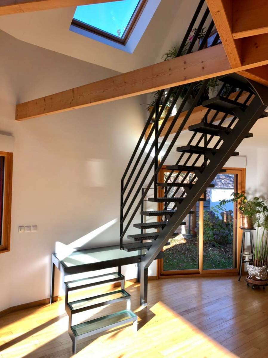 Fabrication d'un escalier acier sur mesure avec marche en verre trempé et tôles lamées proche Le Havre 76