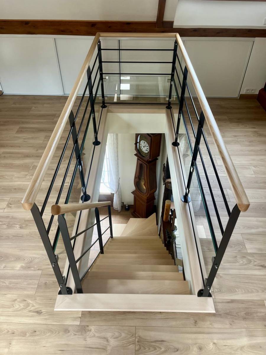 Création sur mesure d’un escalier avec pose de garde-corps en acier/bois avec lame de verre sur Etretat 76
