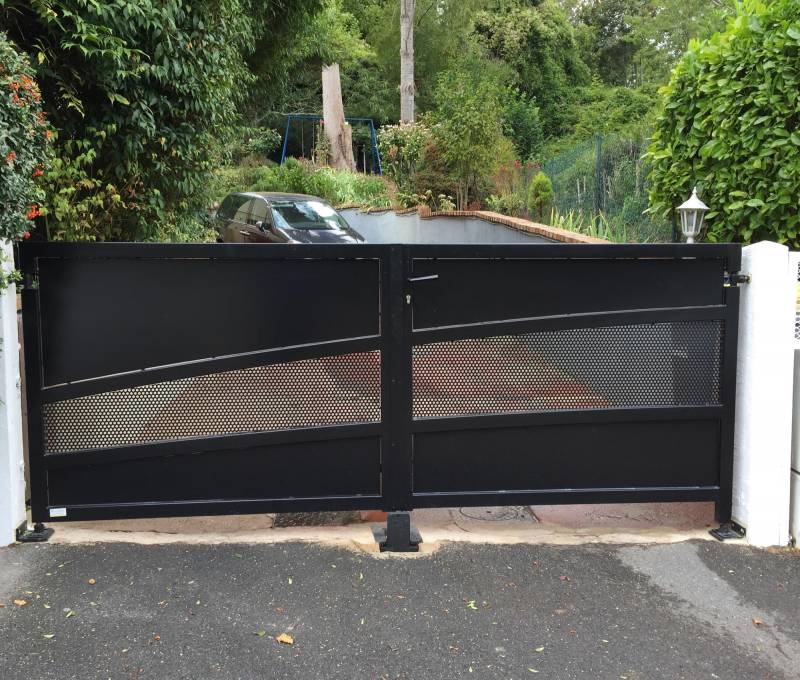 Fabrication et pose d'un portail contemporain acier pour une maison moderne proche Barentin