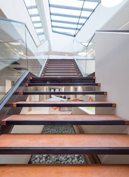 Réalisation d'un escalier sur-mesure pour une maison de santé proche Saint Valéry en Caux