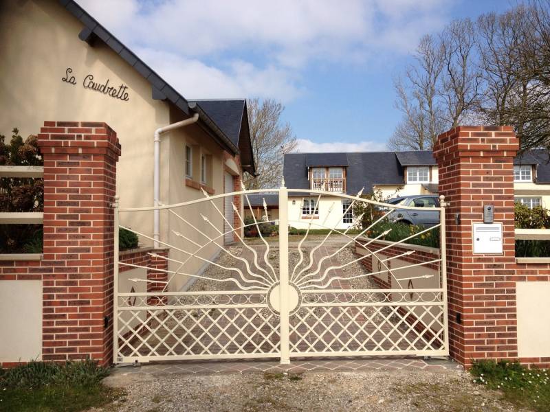 Notre zone d'activité pour ce service Fabricant de portails en acier et aluminium sur-mesure pour particuliers et professionnels, structure acier personnalisée, découpée laser, panneaux aluminium laqué sur muret