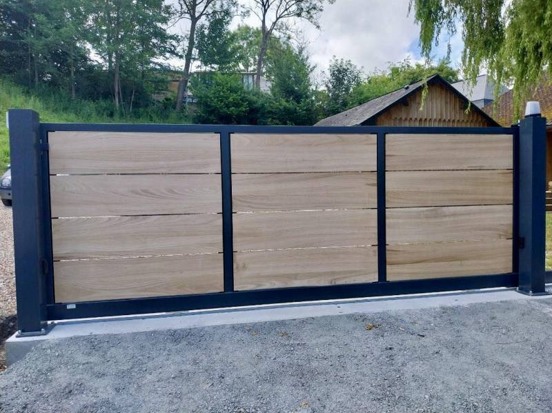 Installation de portail coulissant métallique sur mesure avec remplissage bois et motorisation CAME près de Rouen 76