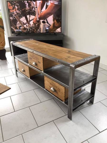 Artisan métallier pour la fabrication sur-mesure d'un meuble télé en métal et bois pour un particulier sur Dieppe 76