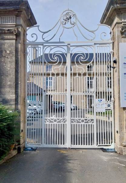 Société en restauration de portail acier massif secteur Deauville 14 : Grenaillage, réparation, traitement anticorrosion et peinture polyuréthane