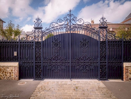 Notre zone d'activité pour ce service Entreprise pour le nettoyage et la réparation d'un portail métallique sur-mesure, décapé, sablé, puis repeint en acier laqué noir ou de couleur au choix