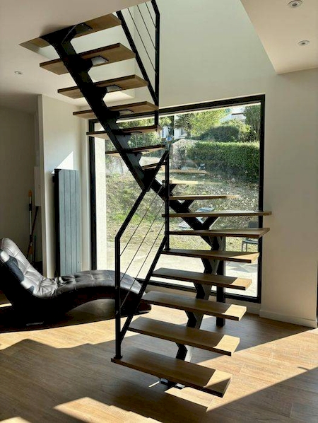 Notre zone d'activité pour ce service Fabricant d'escaliers avec limon central en métal sur-mesure, réalisé en atelier de métallerie, limon en acier avec découpe laser et peinture noire antirouille